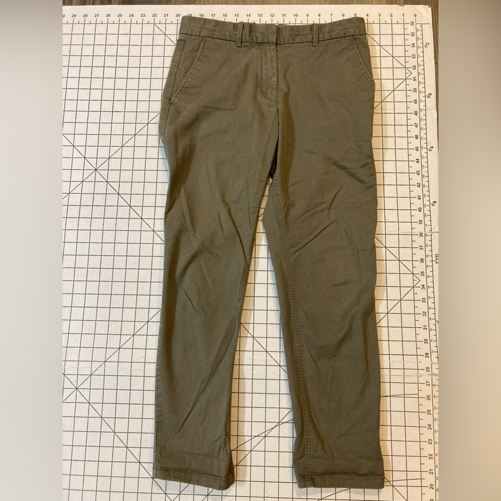 Khakis by GAP Women’s Size 2R Green Broken-In Straight Pants